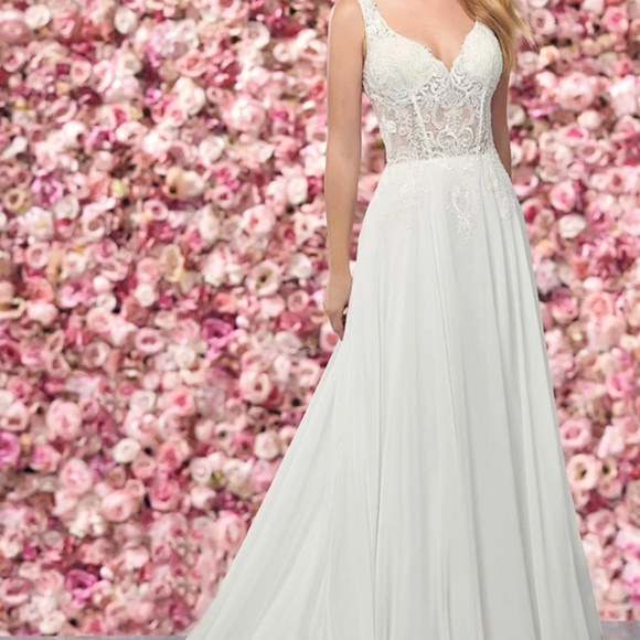 ENCHANTING BY MON CHERI PLUS SIZE WEDDING GOWN SIZE 22 NWT - Picture 1 of 10